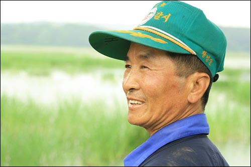 우포늪의 수호천사 주영학씨. 